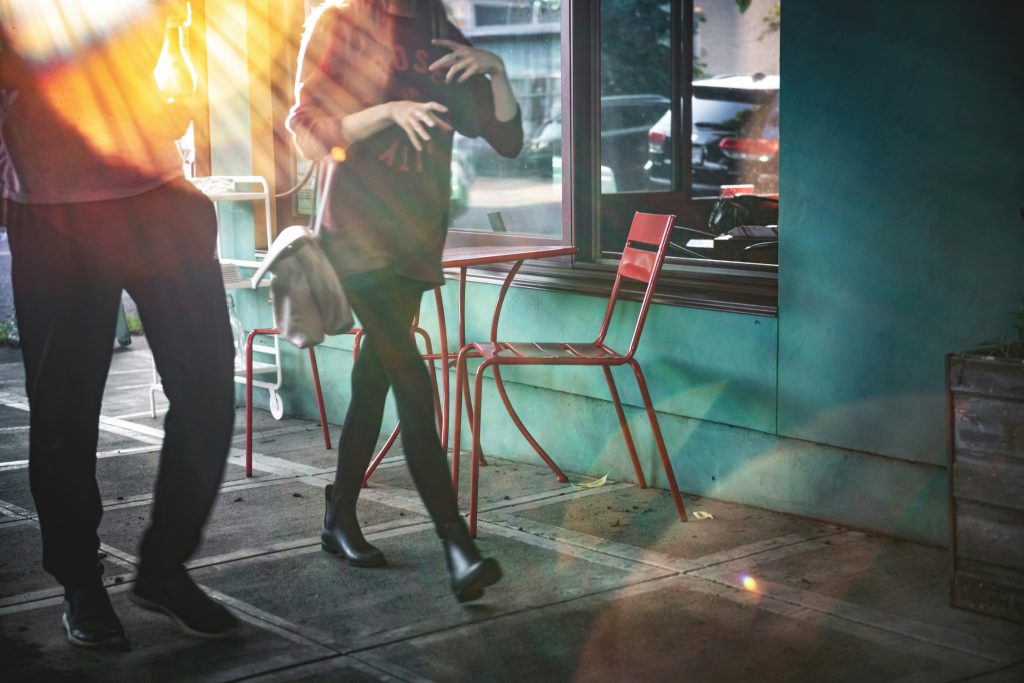 Девушка и парень идут по улице — как понять, что ты нравишься парню по поведению