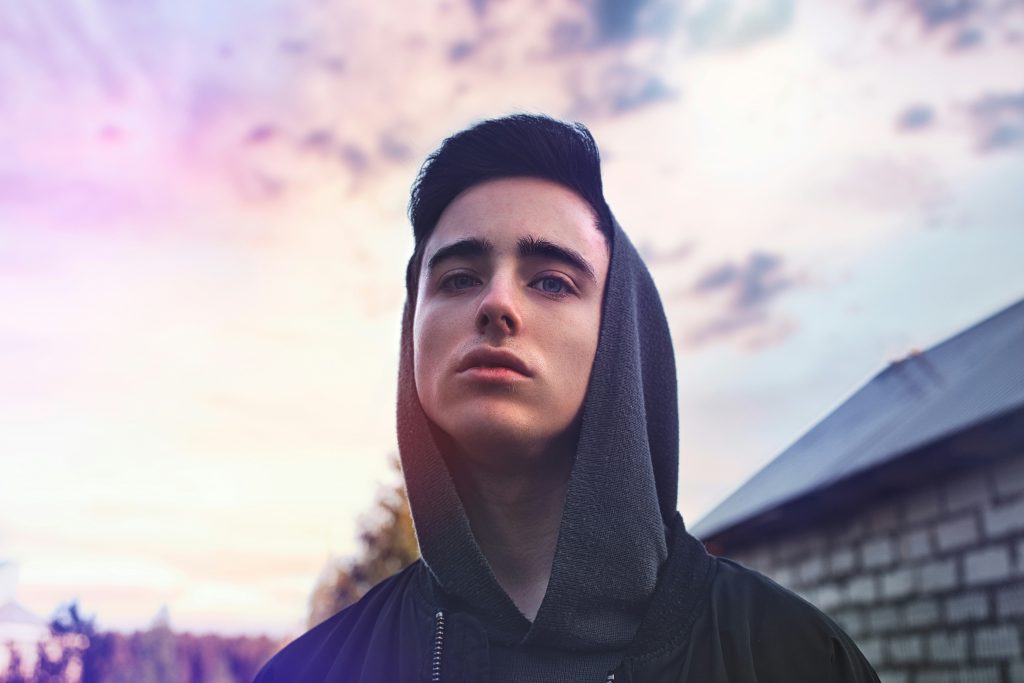 Грустный подросток в худи  — Родительство — это не про идеальность. Это про искренность