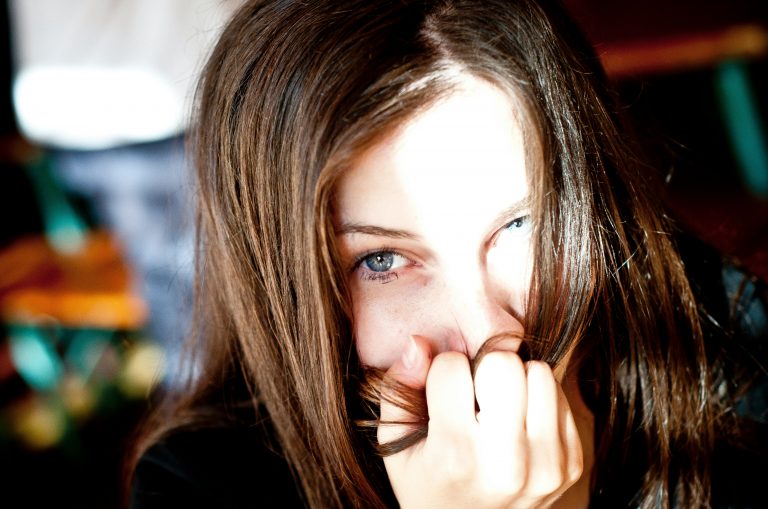 Застенчивая девушка улыбается — как понравиться парню через искренность и уверенность в себе