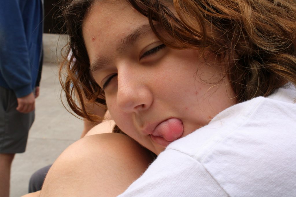 Тинэйджер в плохом настроении показывает язык — подросток это личность, которую нужно понять