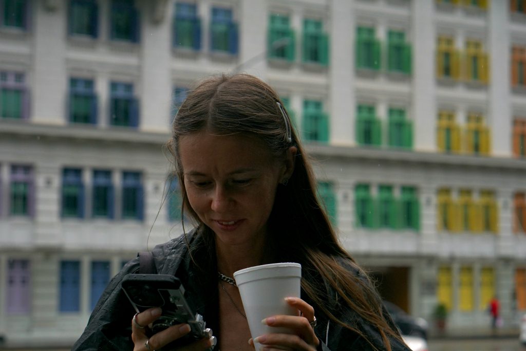 Девушка смотрит на результат теста — как понять, что ты нравишься парню