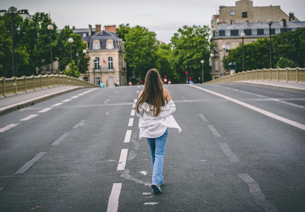 Девушка идёт по улице — ты не ждёшь, ты замечаешь. Как понять, что ты нравишься парню