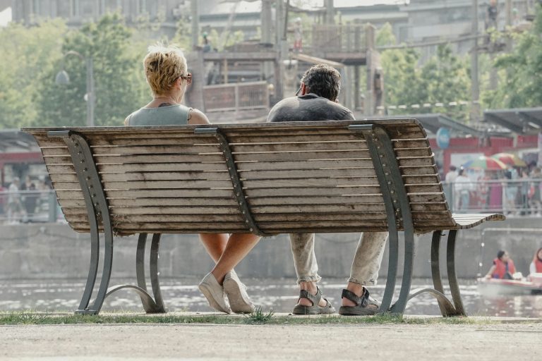 Как вернуть страсть в отношениях с мужем - пара сидит в парке на скамейке и разговаривает