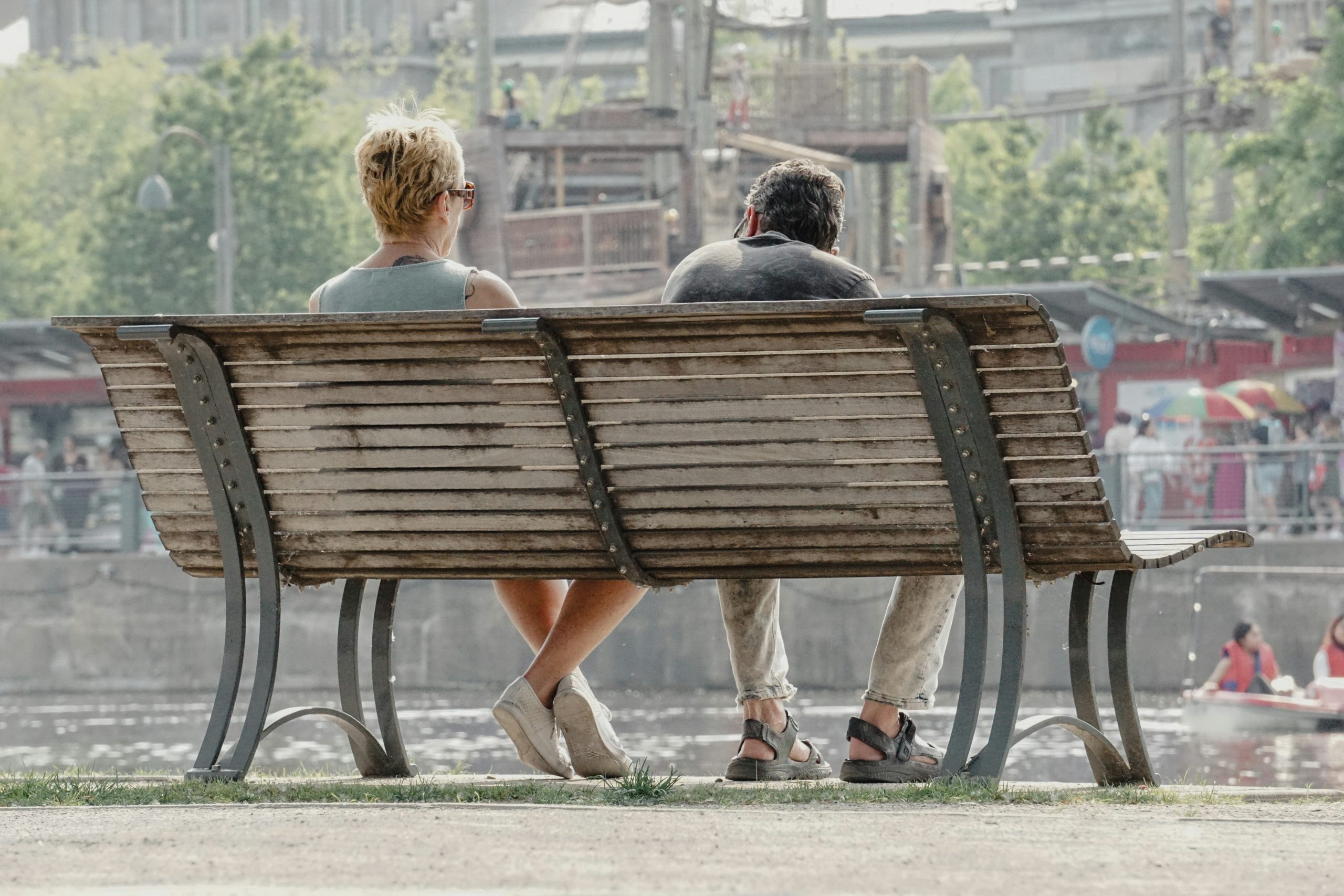 Как вернуть страсть в отношениях с мужем - пара сидит в парке на скамейке и разговаривает