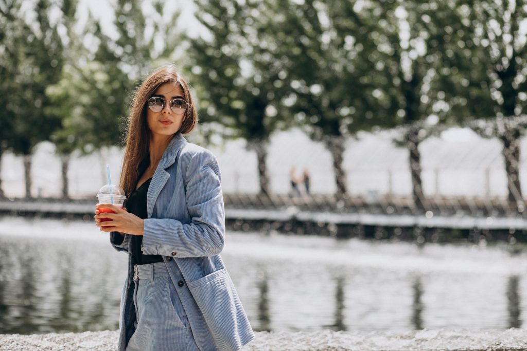 Женщина идёт по улице — как перестать ждать, что мужчина напишет и начать жить