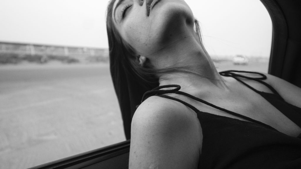Женщина едет в машине и думает о расставании с любимым человеком